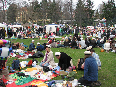 800px-Kaivopuisto_Vappu_picnic_2008.jpg
