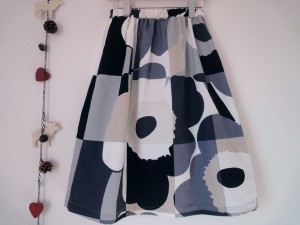 マリメッコ marimekko シナマーク　北欧生地　北欧カーテン　のれん　シェード　布　北欧ファブリック　通販　北欧ロールスクリーン　北欧照明　北欧インテリアコーディネート　北欧テイスト　オーダーカーテン　限定　北欧限定　北欧インテリア　生地　限定生地