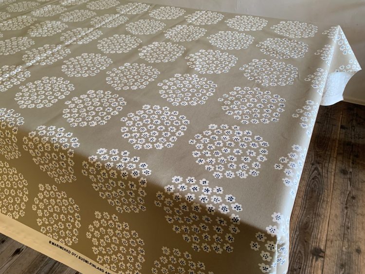 マリメッコ　helium ヘリウム　生地　テーブルクロス テーブルクロスマリメッコでオシャレな食卓に！人気北欧ブランドの